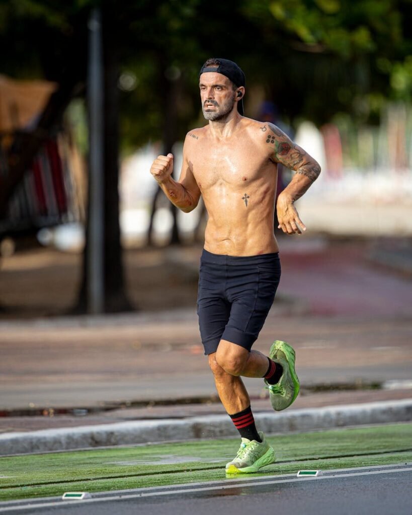 Homem correndo em parque usando bermuda de compressão para corrida