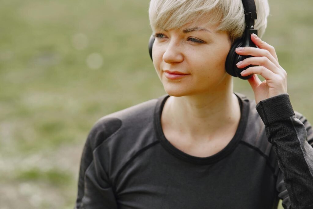 Correr com música: mulher jovem ajustando fones de ouvido para treinar.