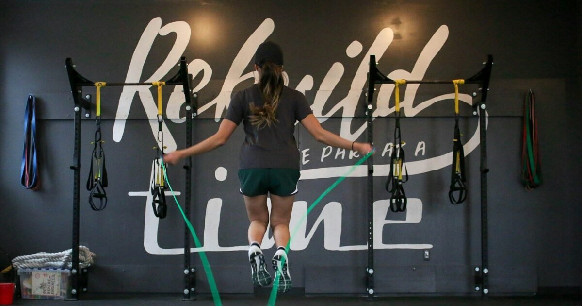 woman using jumping rope