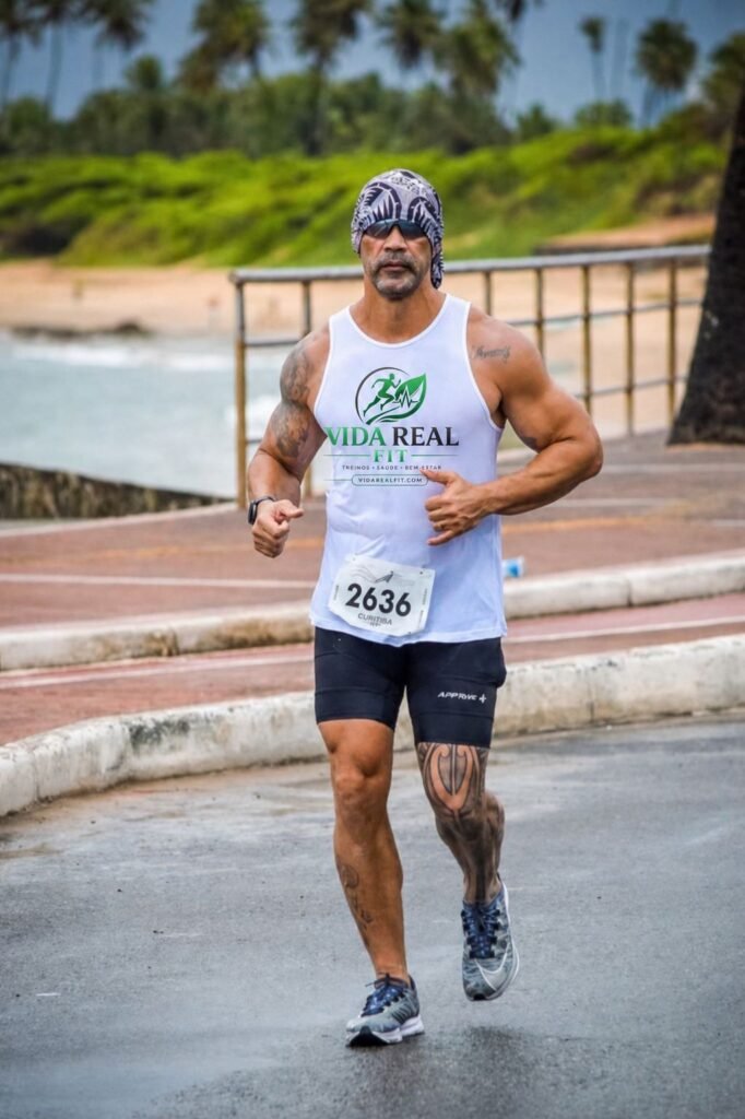 Acessórios para correr na rua: Óculos e bonés para proteção solar.