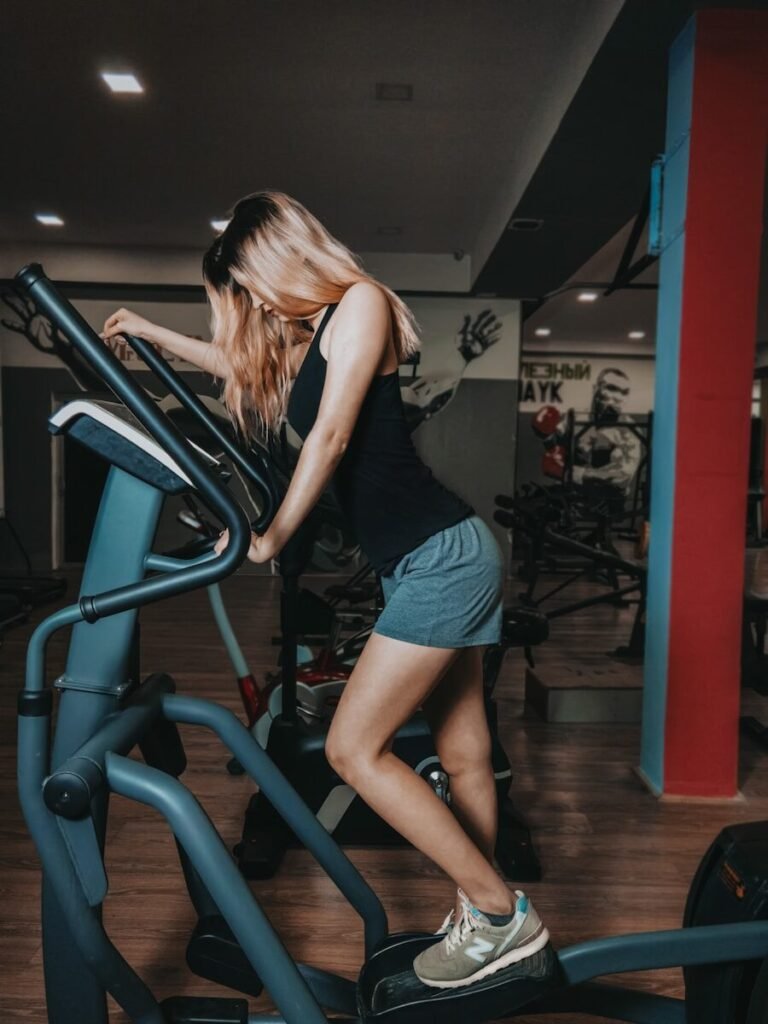 Postura correta no elíptico para emagrecer com saúde