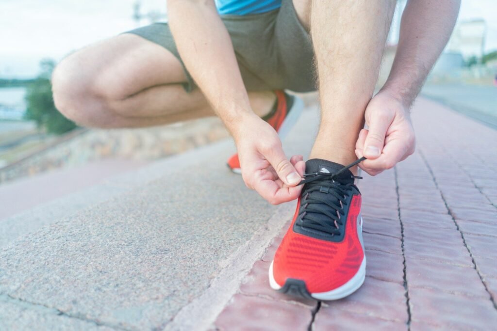 Acessórios para correr na rua: Detalhe de tênis para diferentes solos.