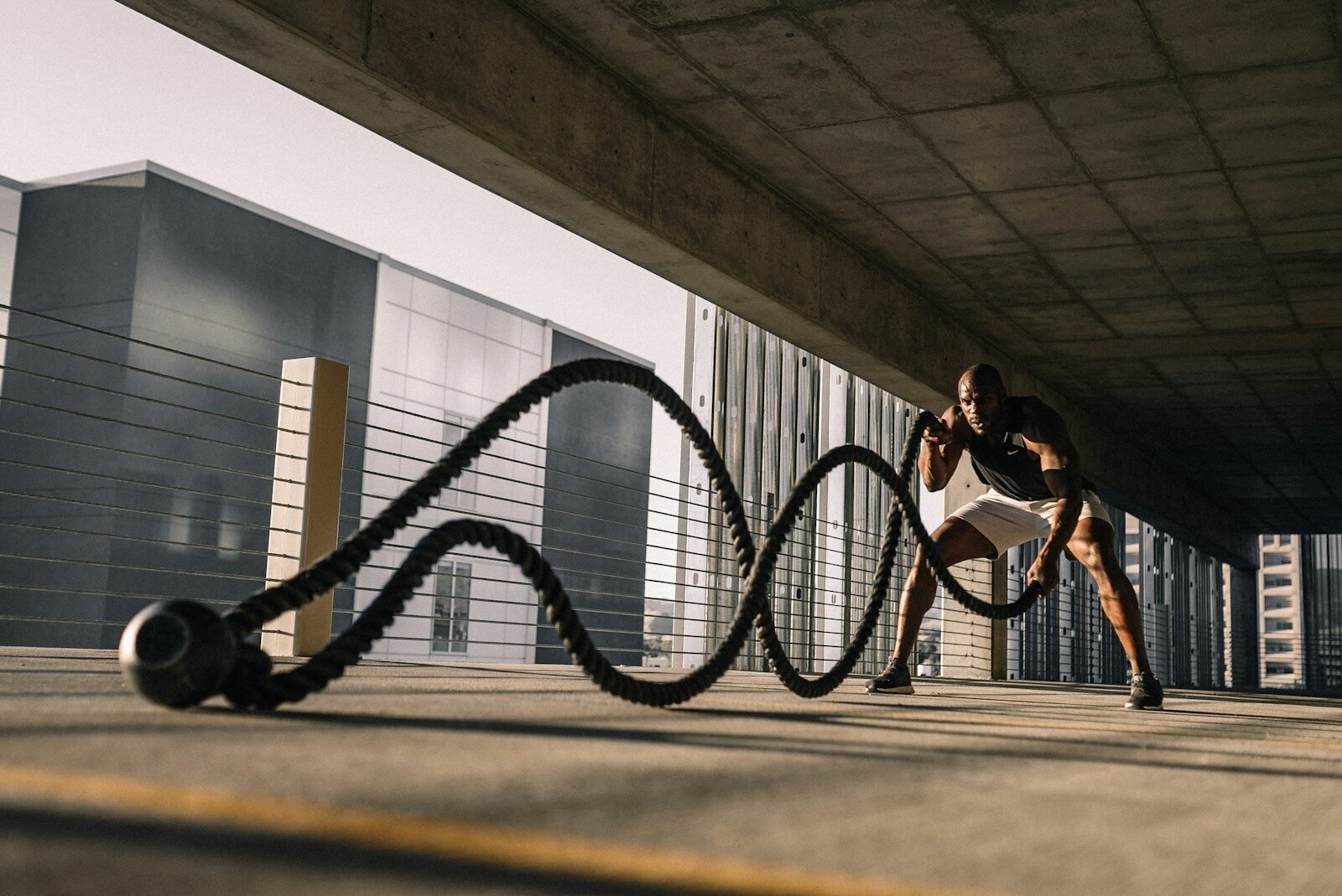 Homem realizando exercício de alta intensidade para treinar a flexibilidade metabólica.