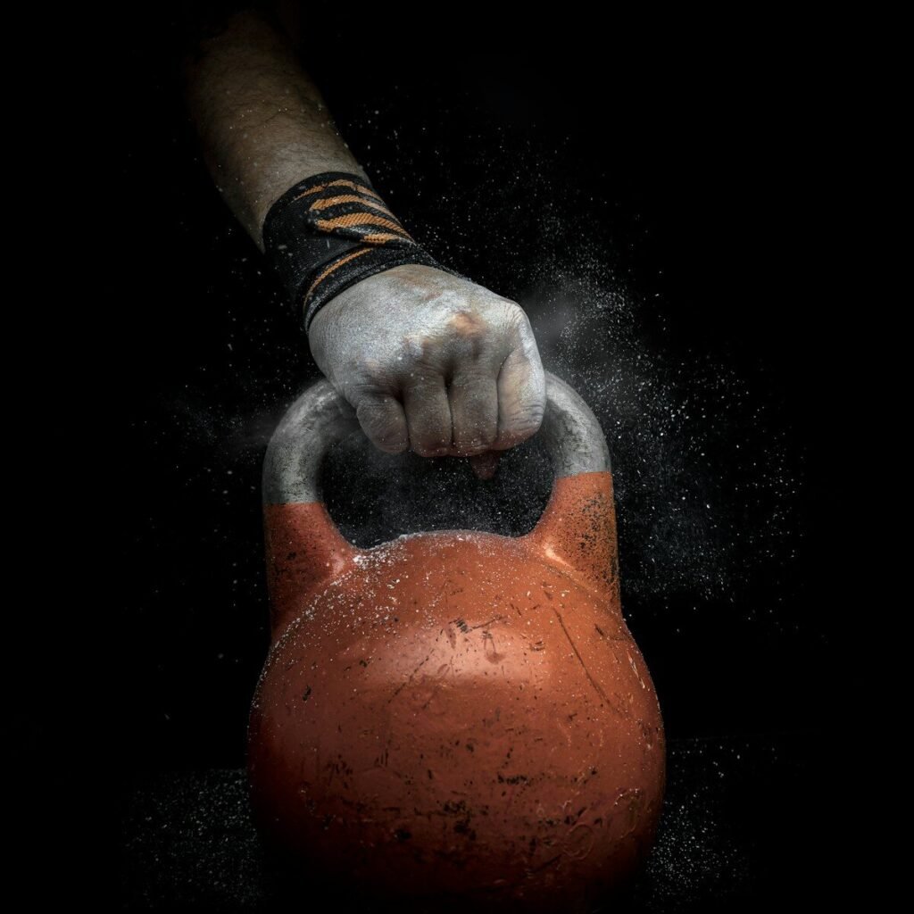 Exercício de explosão e força da pegada com kettlebell