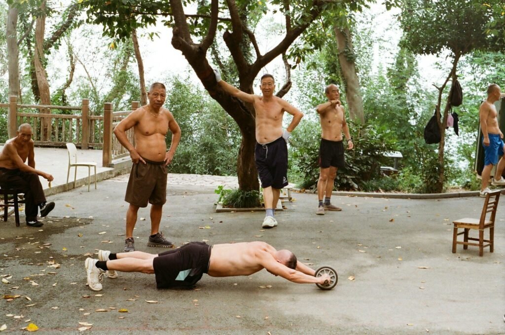Treino ao ar livre com rodinha abdominal ab roller.