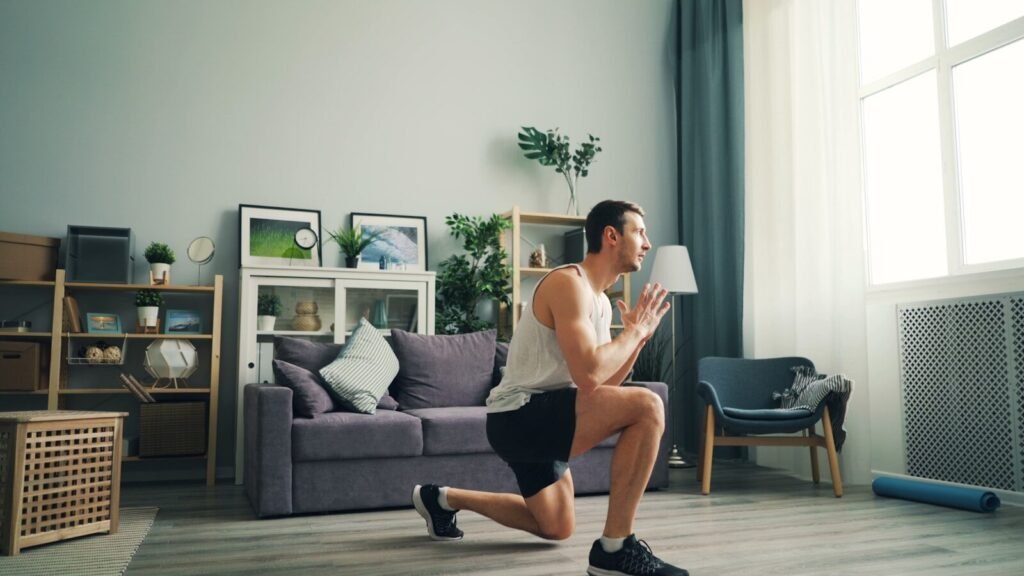 Homem correndo em casa, praticando exercícios dinâmicos de treino funcional para iniciantes.