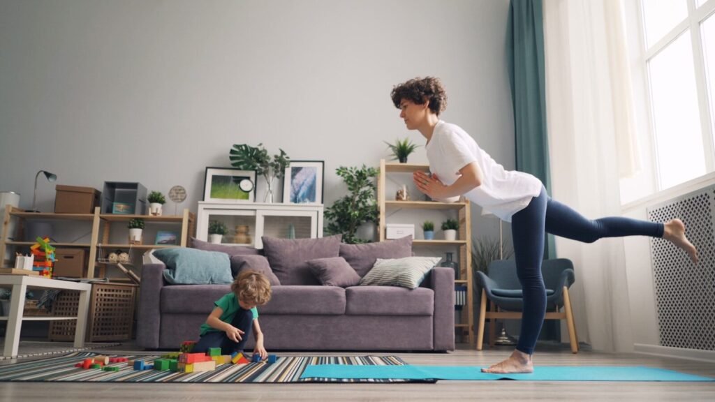 Mulher e criança brincando na sala, exemplo de NEAT e exercícios simples para queimar calorias.