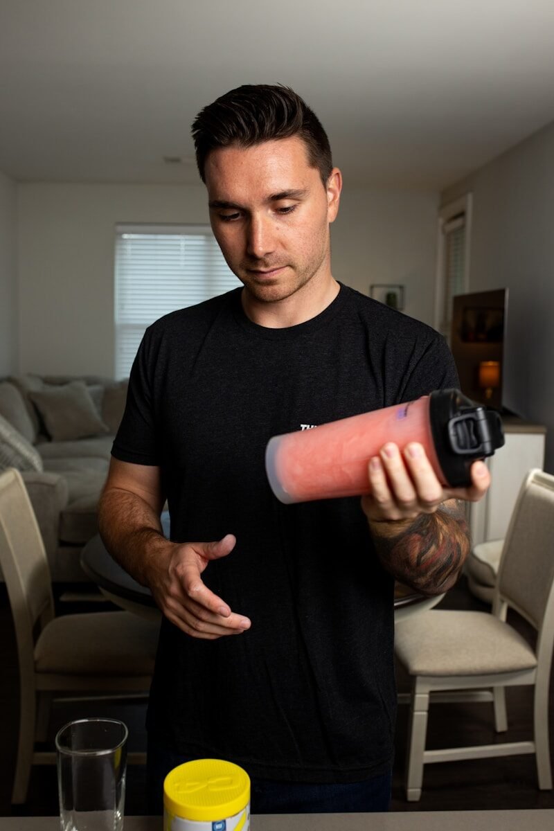 Homem consumindo shake de Whey Protein para recuperação muscular