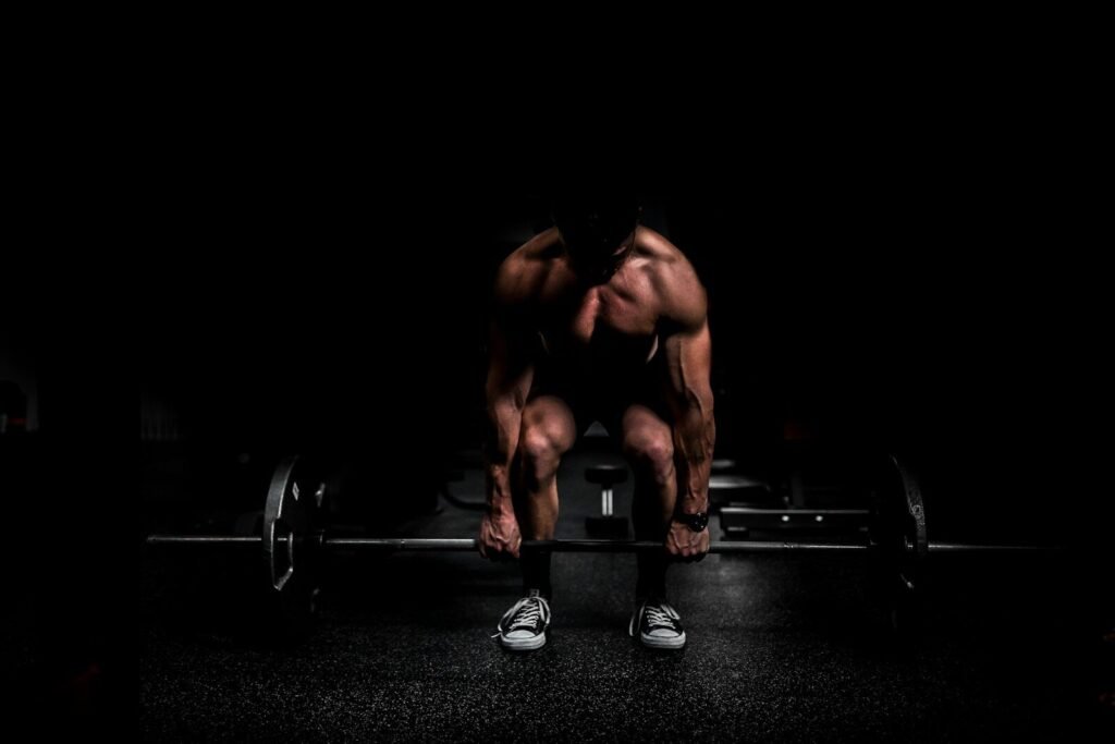 Musculação para lutadores: atleta levantando barra na academia