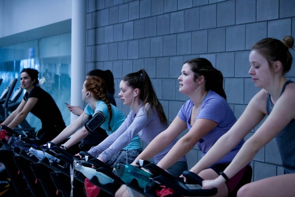Aula de spinning intensa: como a bicicleta ergométrica emagrece com alta queima calórica