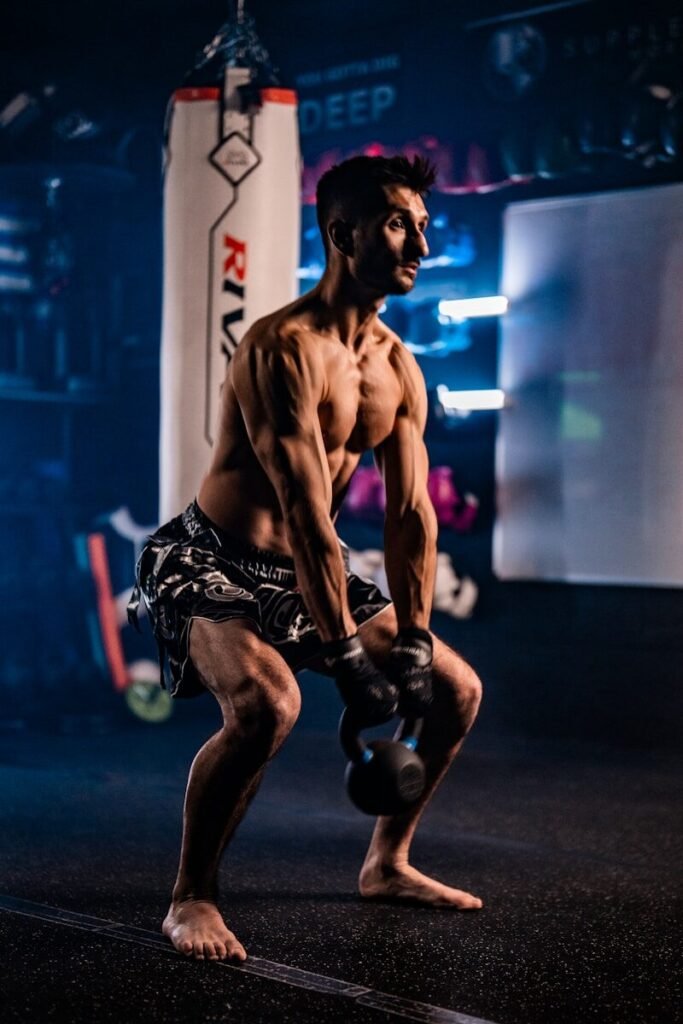 Musculação para lutadores: treino com kettlebell para força explosiva