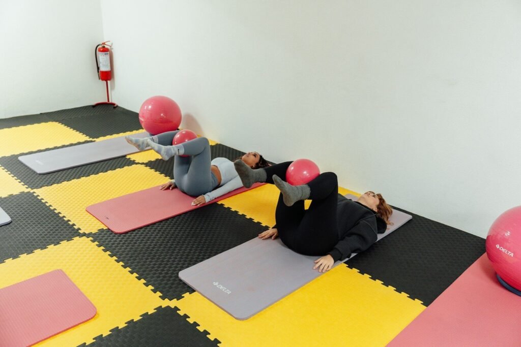 Grupo de pessoas em uma aula de treinamento funcional utilizando Fitball.