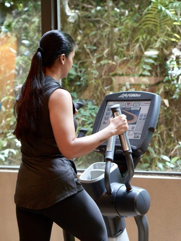 Mulher treinando para mostrar que elíptico emagrece e tonifica os músculos