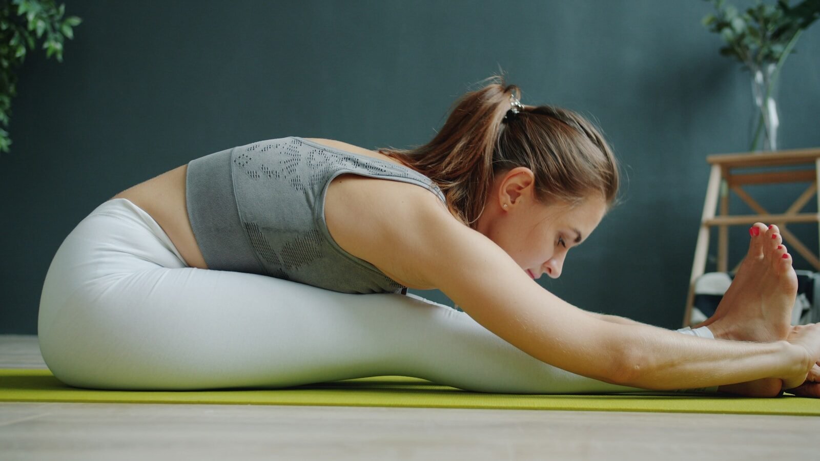 Exercícios de alongamento no tapete de yoga para flexibilidade imediata.