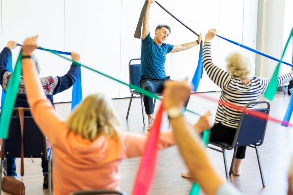 Grupo de pessoas praticando exercícios de força e definição com mini bands.
