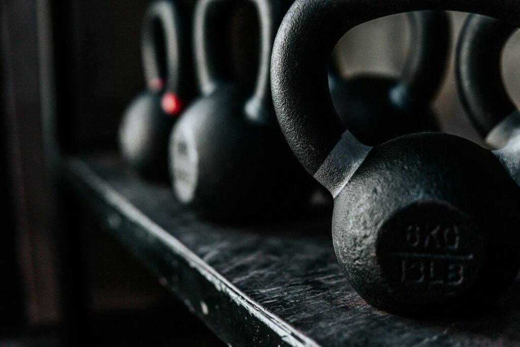 Equipamento para treino com kettlebell em casa e economia de espaço