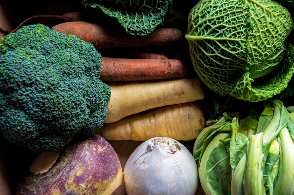 Vegetais verdes e marrons que ajudam a ter mais energia através da nutrição funcional.