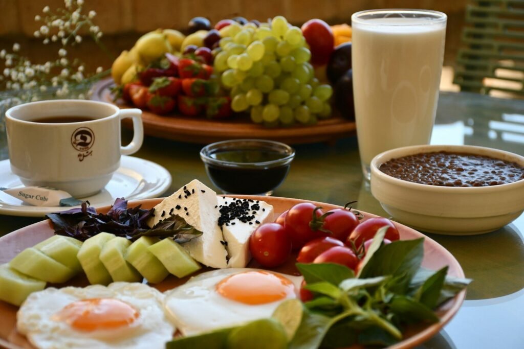 Frutas fatiadas e café para ter mais energia no dia a dia com nutrição funcional.