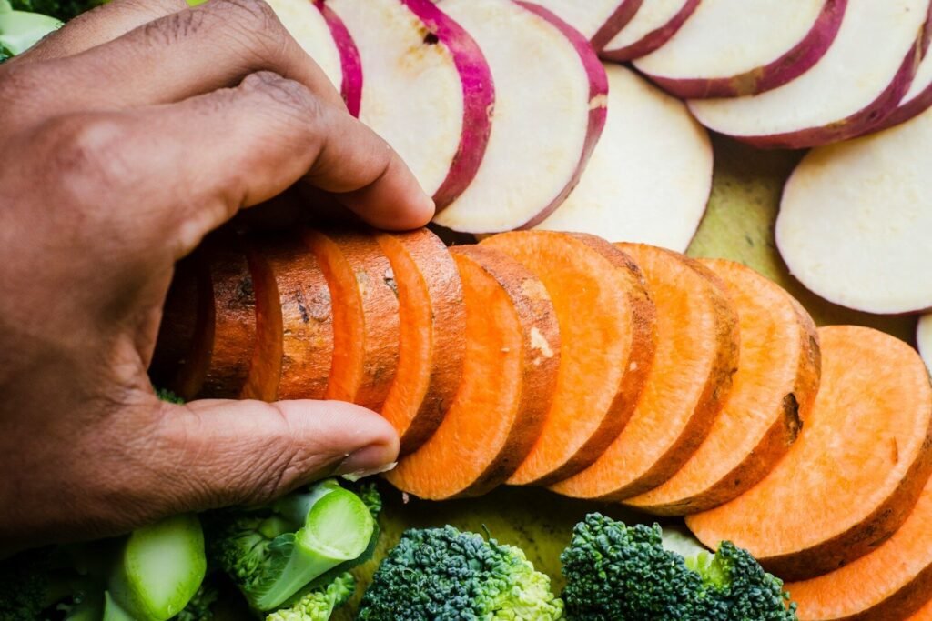 Brócolis e cenouras fatiadas, exemplos de o que comer para ter mais energia.