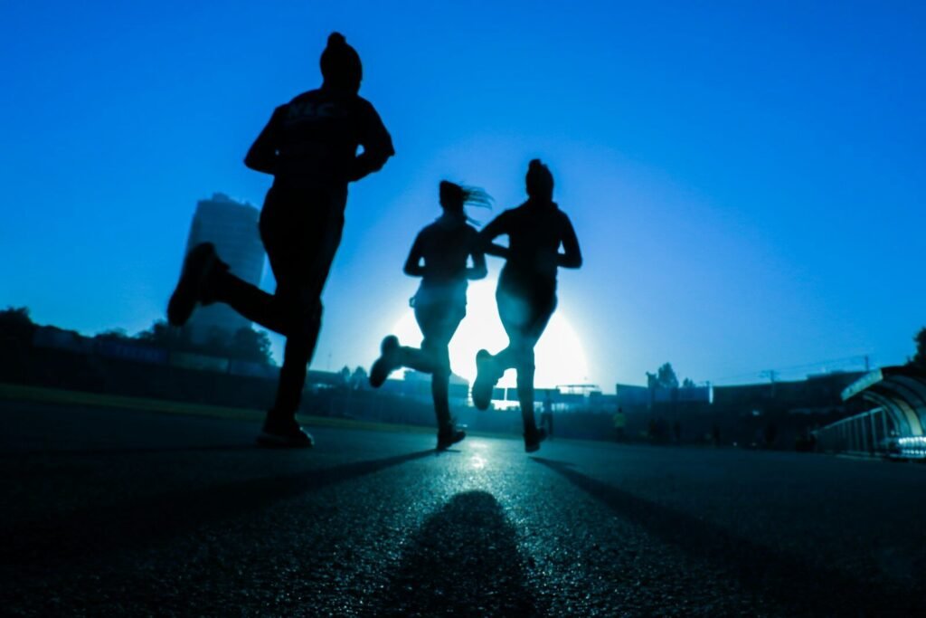 Grupo de mulheres treinando para aumentar a distância na corrida.