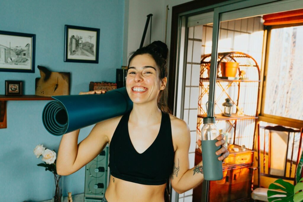 Mulher segurando kettlebell em casa para queimar calorias com exercícios simples.