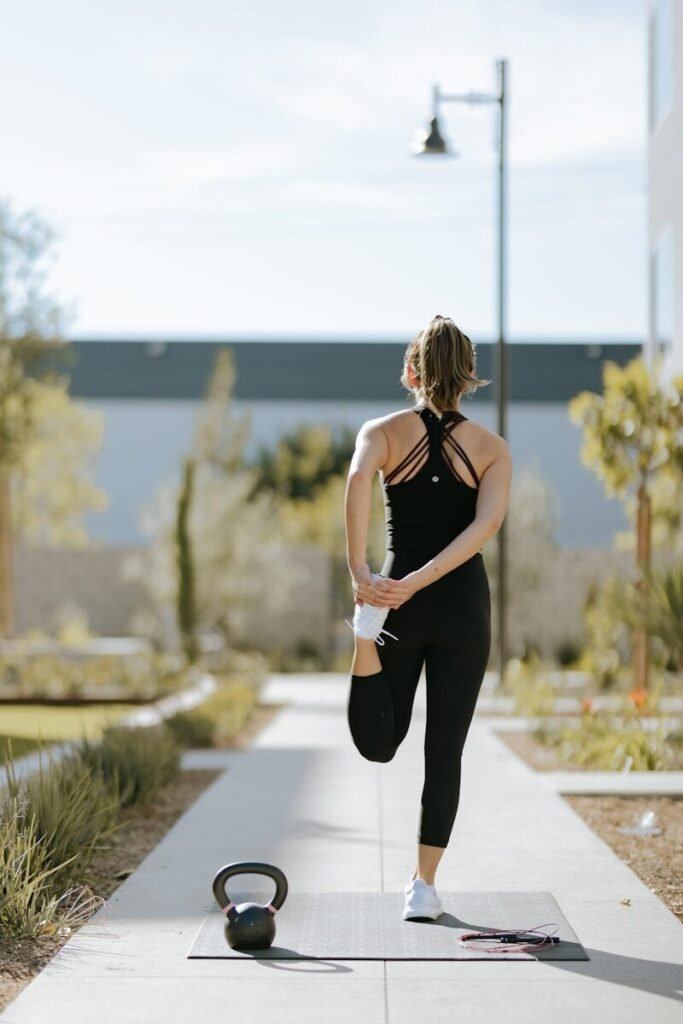 Exercício em casa com kettlebell para flexibilidade e mobilidade funcional