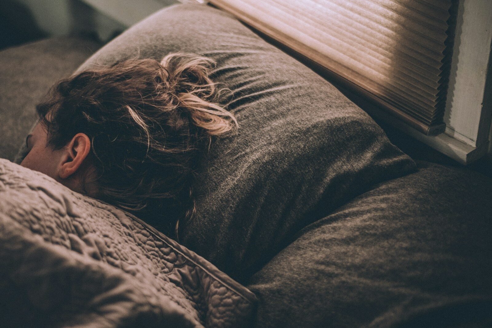 Mulher dormindo profundamente para regular hormônios e melhorar a saúde metabólica.
