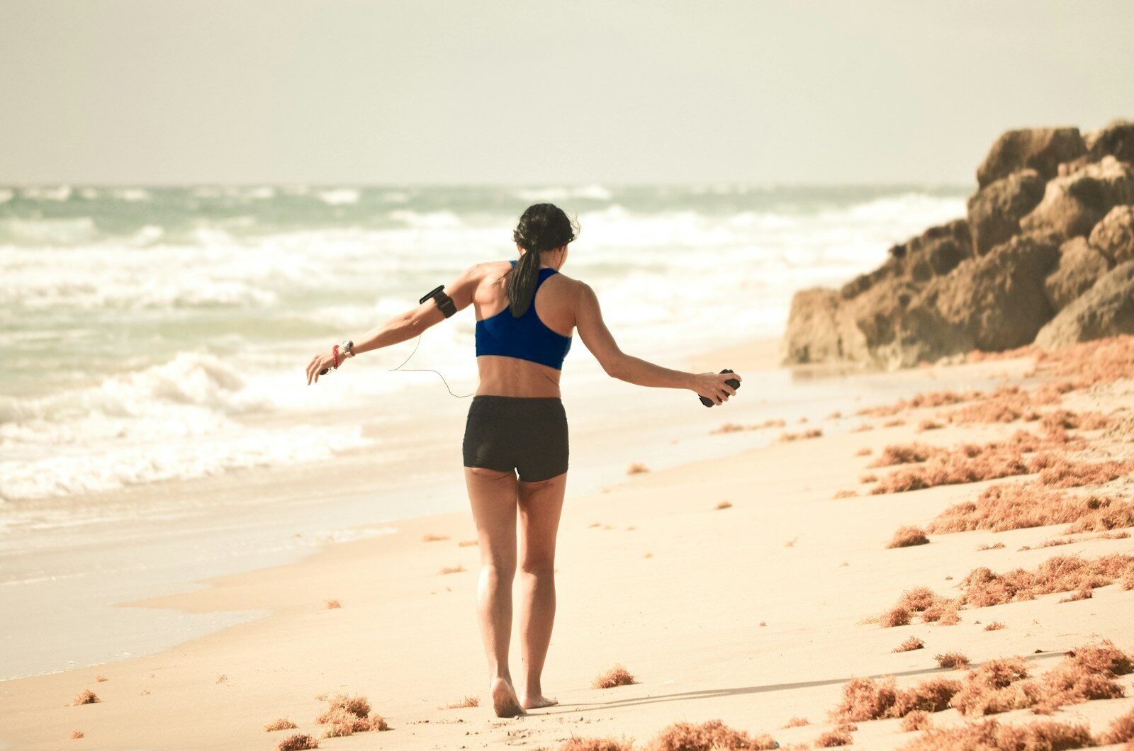 Mulher praticando exercícios para ansiedade ao ar livre para melhorar a saúde mental