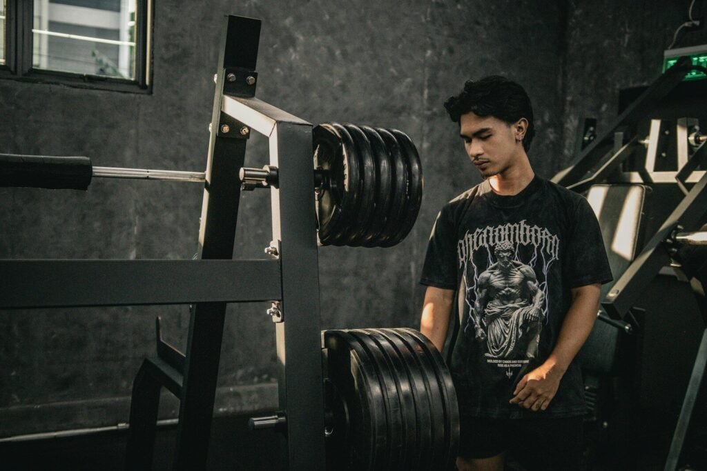 Equipamentos de treino de força para jovens em uma academia segura