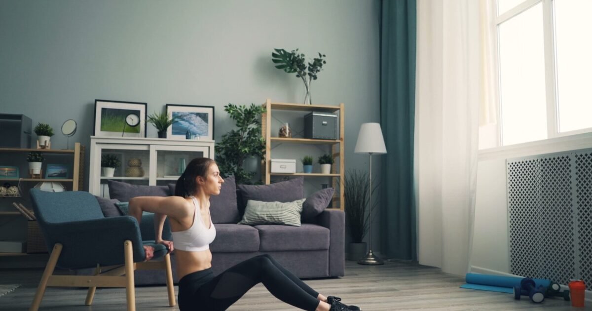 Mulher praticando exercícios simples em casa para queimar calorias e melhorar a saúde.
