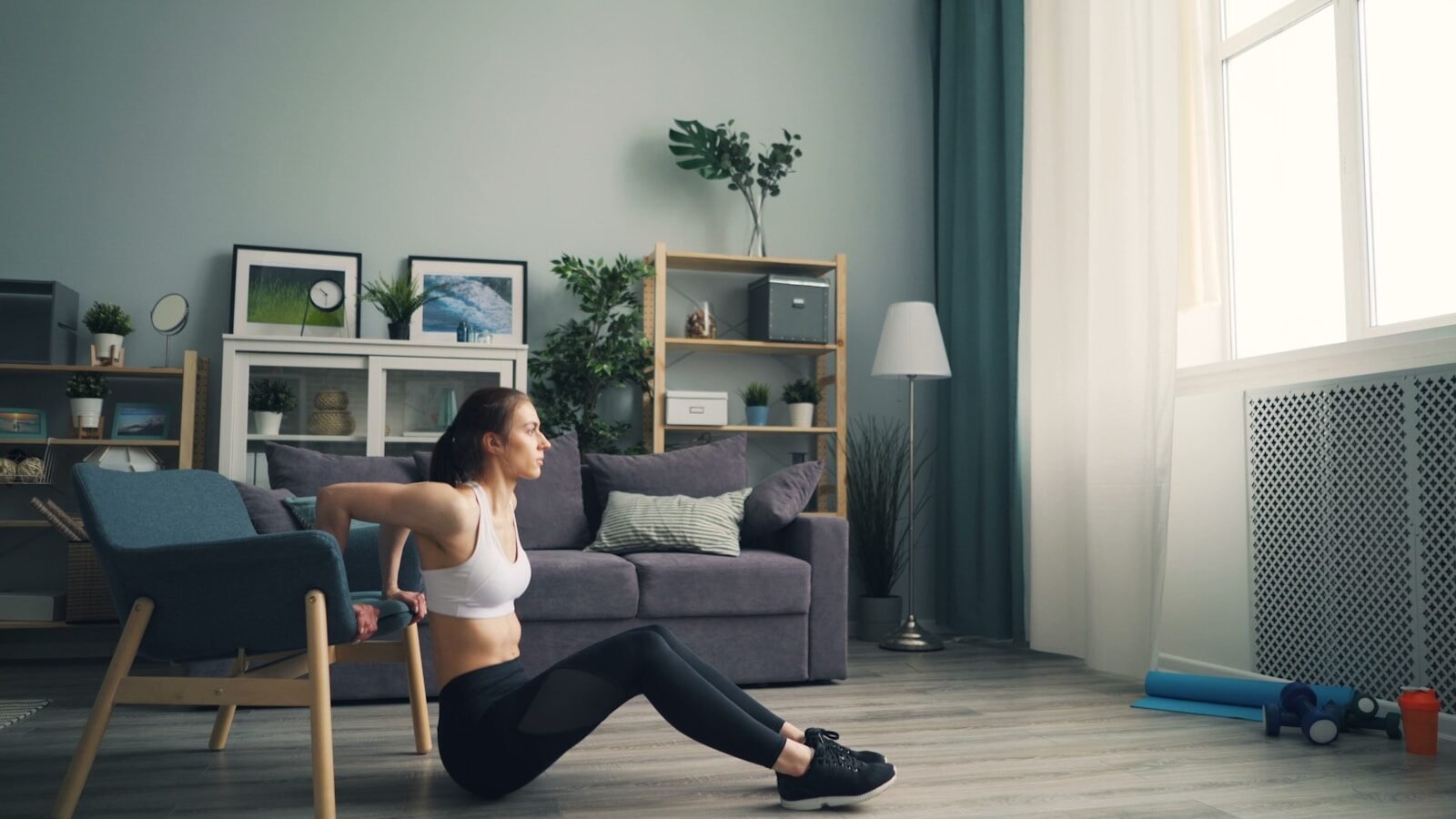Mulher praticando exercícios simples em casa para queimar calorias e melhorar a saúde.