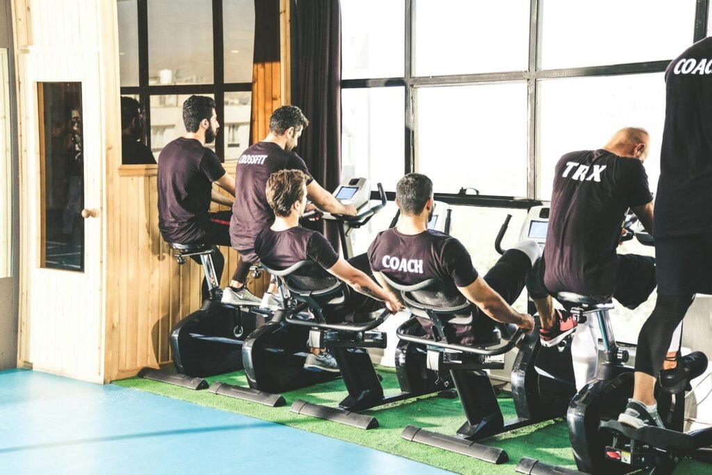 Treino HIIT na bicicleta ergométrica emagrece e acelera o metabolismo em grupo