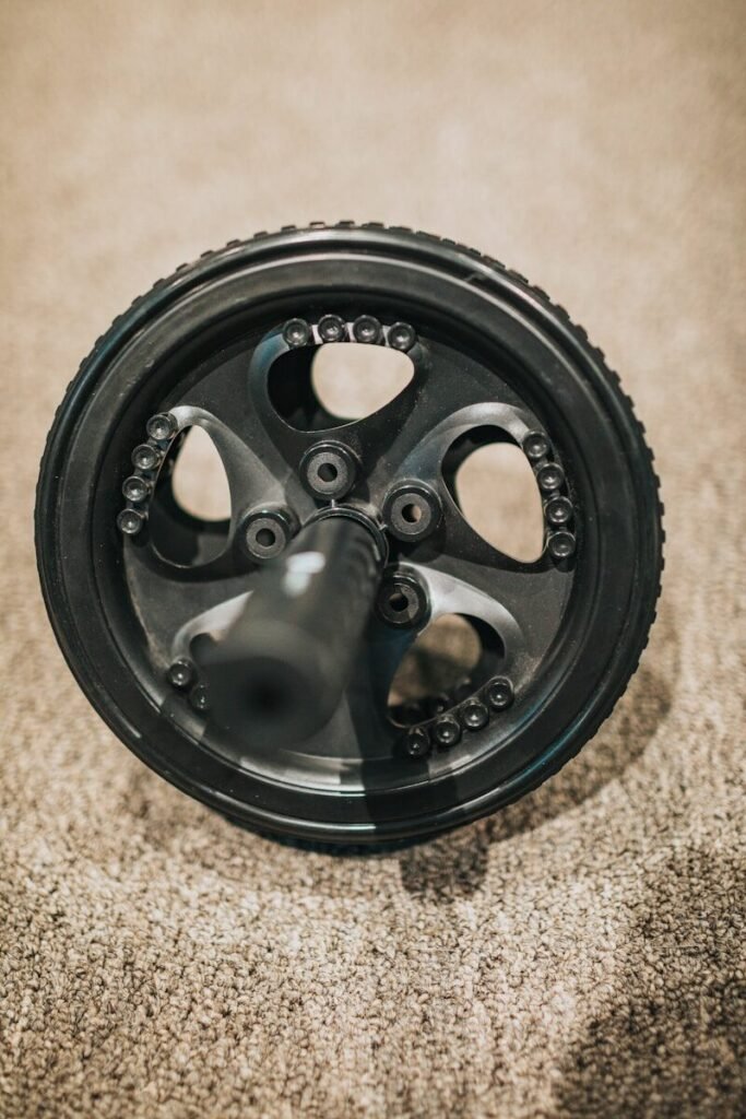 Detalhe de uma rodinha abdominal (ab roller) de alta performance.