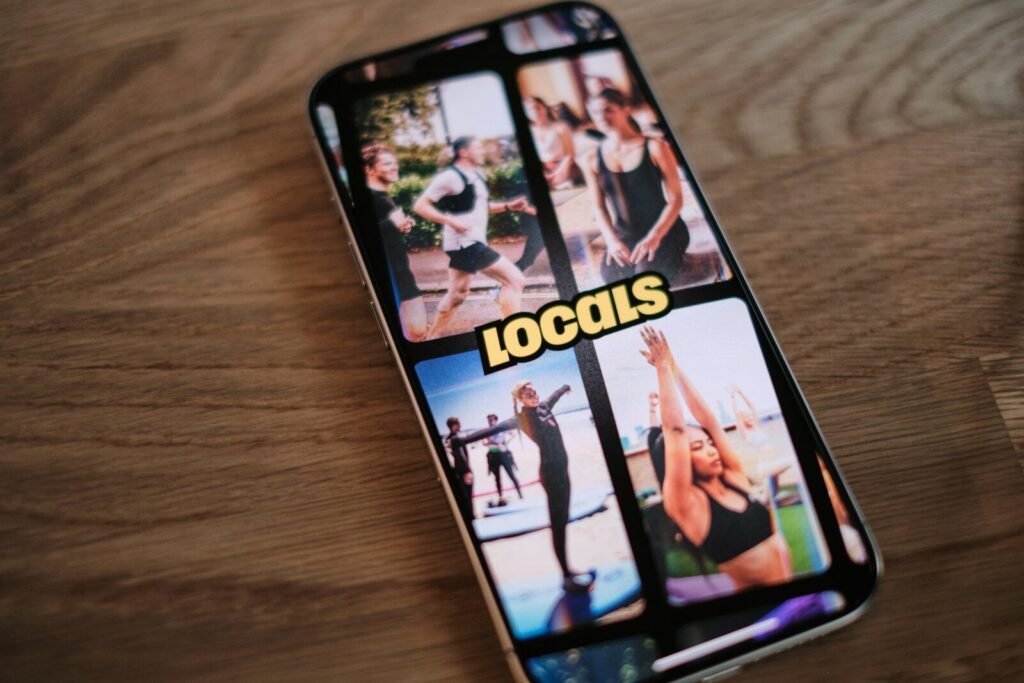 Celular exibindo interface de um dos melhores aplicativos de treino e saúde sobre mesa de madeira