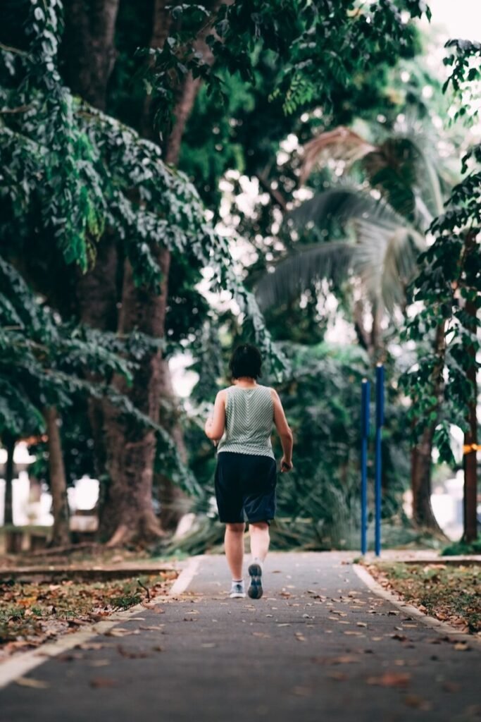 Caminhada emagrece mesmo? Homem caminhando em ritmo de treino para acelerar o metabolismo.