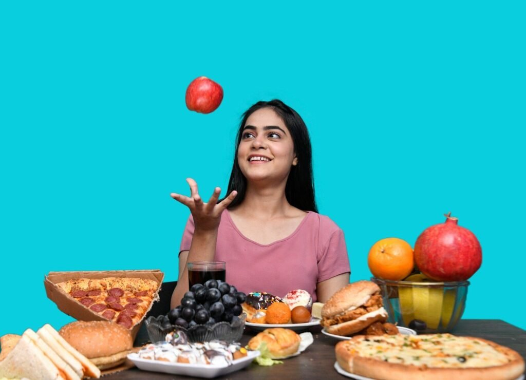 Dieta flexível com mulher organizando uma refeição saudável com frutas e alimentos variados