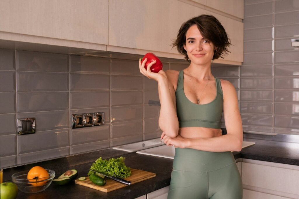 Dieta flexível com mulher escolhendo uma fruta saudável na cozinha