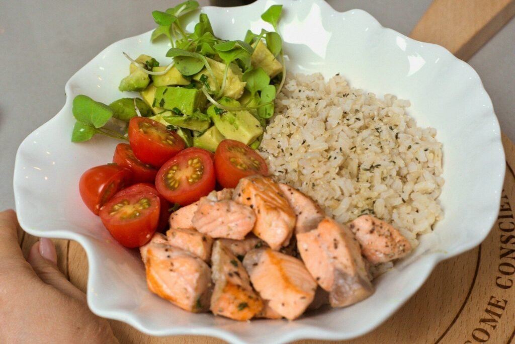 Dieta flexível com refeição equilibrada de frango, arroz, tomate e abacate