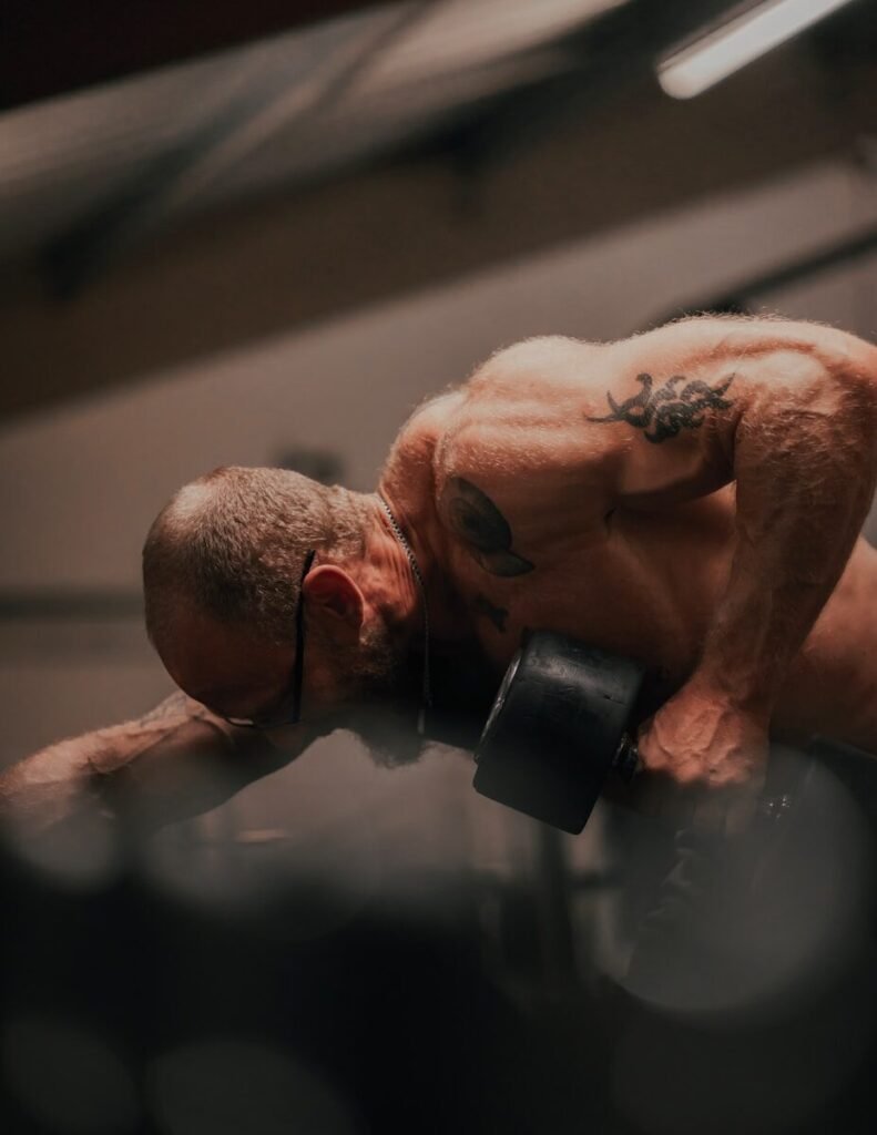 Homem acima dos 40 realizando treino de força para preservar a massa muscular