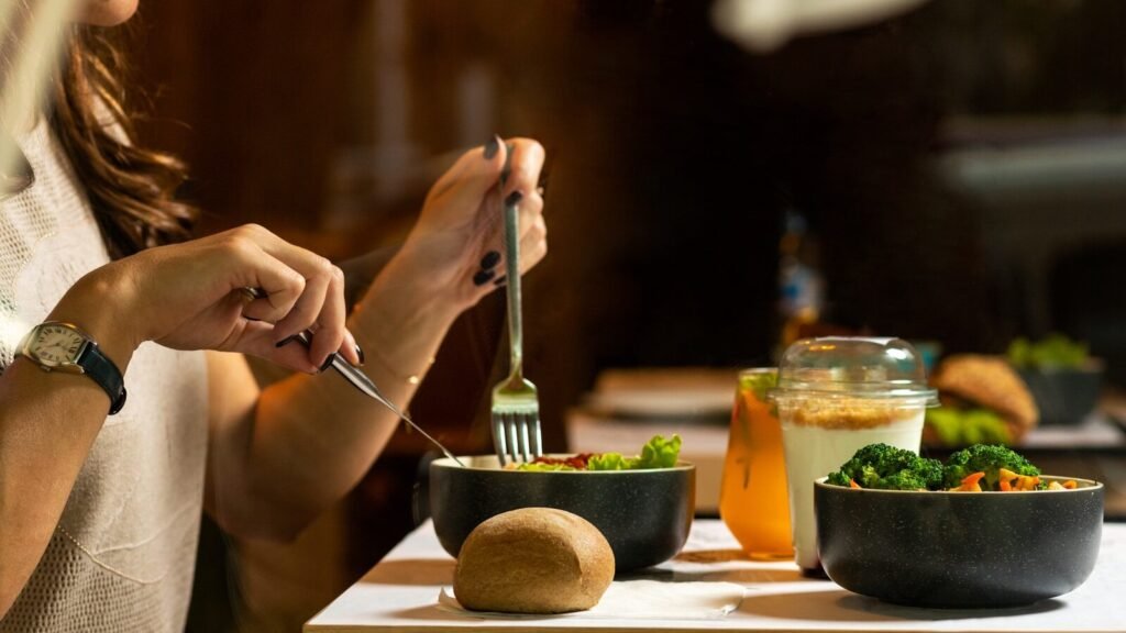 Dieta flexível com pessoa preparando uma refeição saudável à mesa