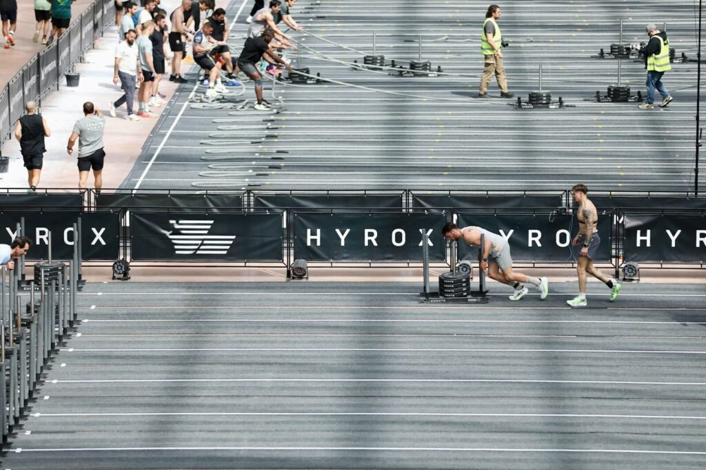 Competidores em uma prova de Hyrox em 2026.